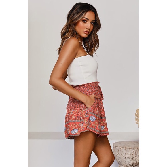 π Boho Red Floral Print Elastic Waist Shorts - Picture 4 of 5